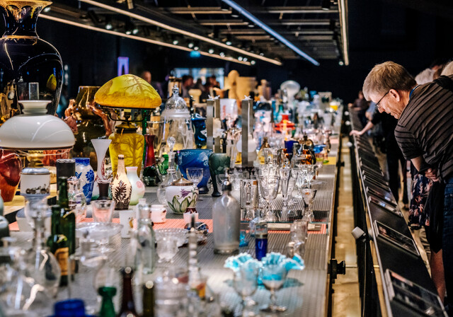 Besucher schauen sich eine Sammlung der Glaswerken im Holmegaard Vaerk Museum